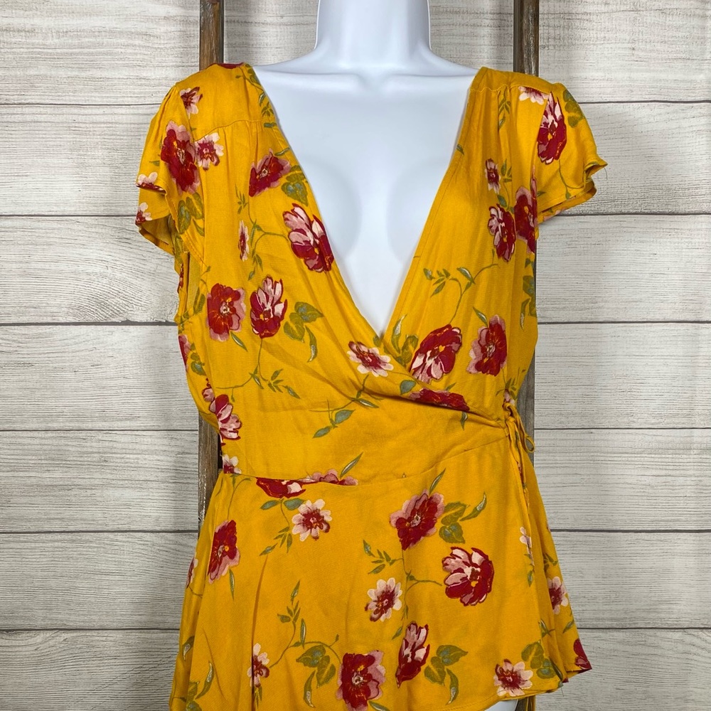 NWOT Buckle Faux Wrap Floral Top- Size L